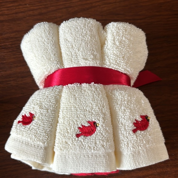 Signature Collection set of 6 Hand Towels NWT Embroidered Cardinals - Picture 4 of 6